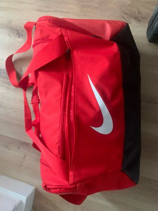 Mochila nike con cosas sudadas dentro