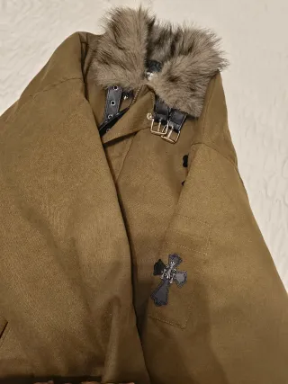 Chaqueta verde militar con cuello de pelo