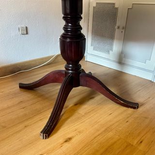 Mesa redonda extensible de madera estilo clásico