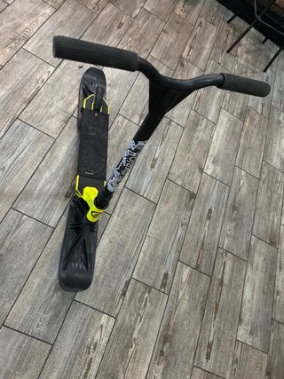 Patinete de nieve amarillo y negro