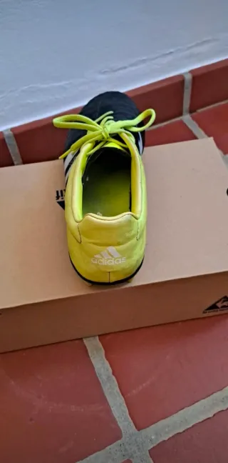 Chuteiras Adidas pretas e amarelas