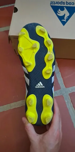 Chuteiras Adidas pretas e amarelas