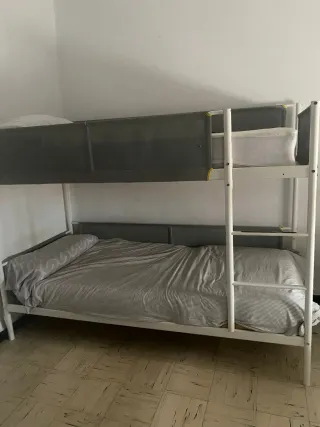 Litera juvenil Ikea metálica.