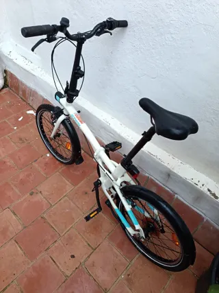 Bicicleta plegable blanca