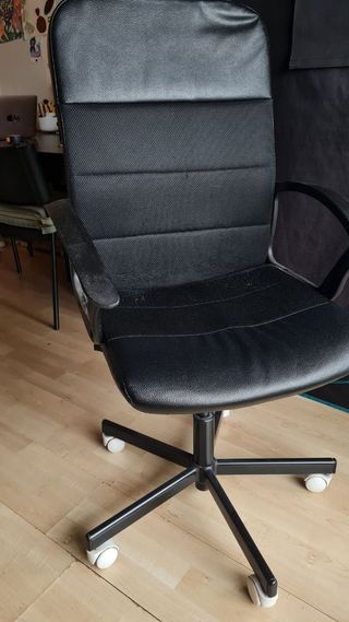 Silla de oficina negra con ruedas