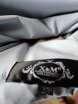 Vestido de fiesta azul pastel con bordado floral