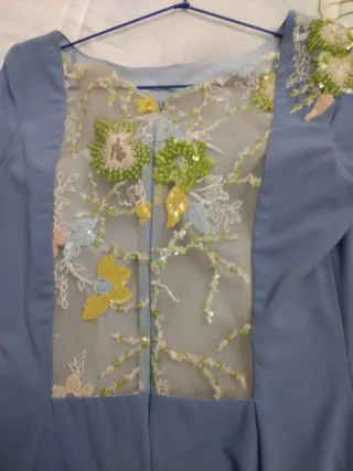 Vestido de fiesta azul pastel con bordado floral