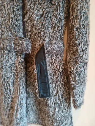 Abrigo de pelo gris y marrón con cinturón