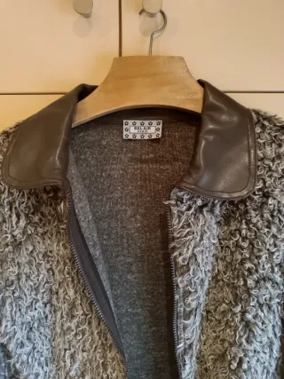 Abrigo de pelo gris y marrón con cinturón