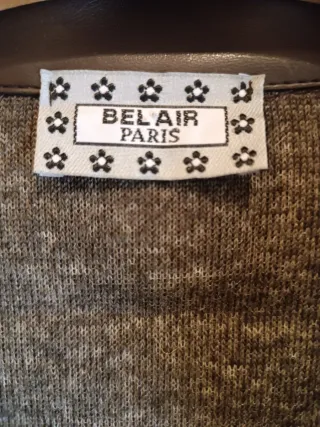 Abrigo de pelo gris y marrón con cinturón