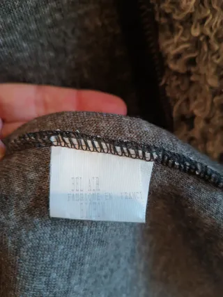 Abrigo de pelo gris y marrón con cinturón