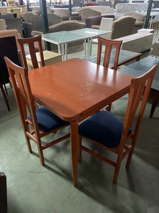 Mesa plegable y 6 sillas