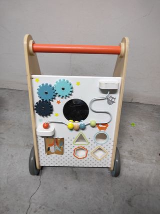 Correpasillos de madera con actividades