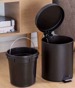 Papelera de baño metálica negra