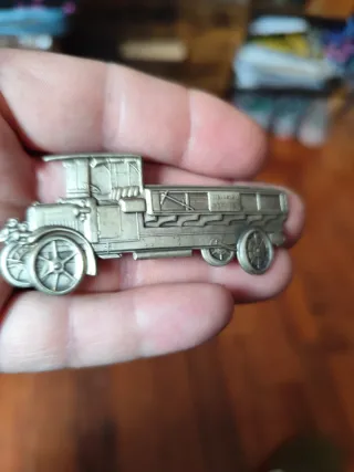 Insignia antigua coche Alfonsina