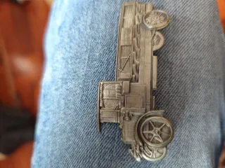 Insignia antigua coche Alfonsina