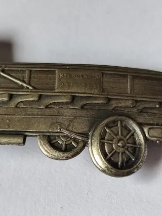 Insignia antigua coche Alfonsina