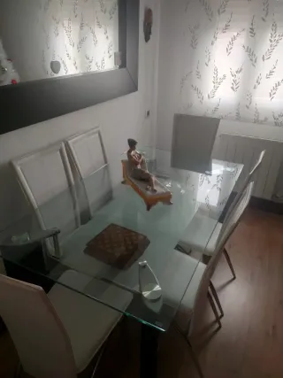 Mesa de comedor de cristal y sillas