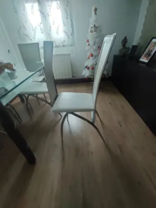 Mesa de comedor de cristal y sillas