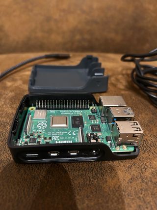 Raspberry Pi 4 Model B 4GB + Carcasa + HDMI