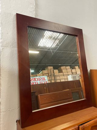 Espejo de madera marrón