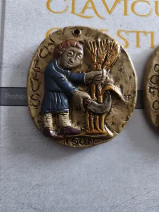 Pareja medallones cerámica Monseñor Pintor Románic