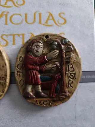 Pareja medallones cerámica Monseñor Pintor Románic