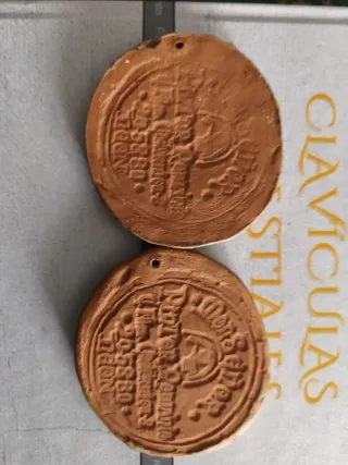 Pareja medallones cerámica Monseñor Pintor Románic