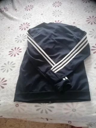 Chaqueta deportiva Adidas con capucha