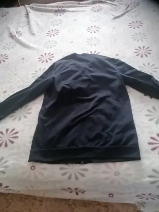 Chaqueta deportiva Adidas con capucha