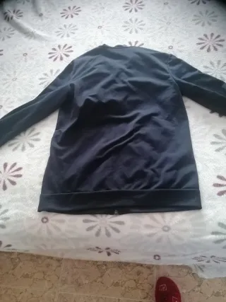 Chaqueta deportiva Adidas con capucha