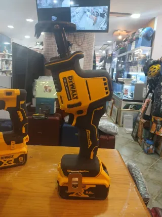 Taladro Percutor y Sierra Sable Dewalt