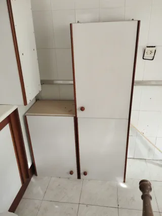 Módulos altos cocina madera y blanco