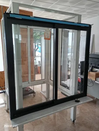 Ventana aluminio color negro corredera