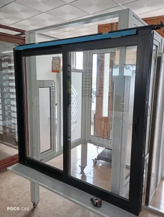 Ventana aluminio color negro corredera