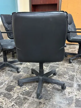 Silla de oficina o escritorio giratoria negra (1)