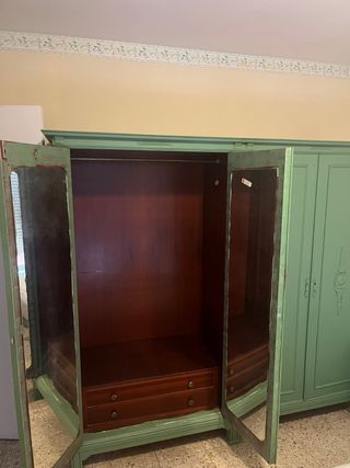 Armario y mesitas de noche verdes