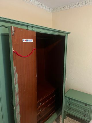 Armario y mesitas de noche verdes