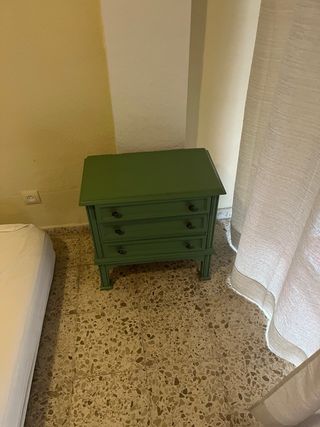 Armario y mesitas de noche verdes