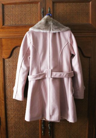 Abrigo rosa con cuello de pelo