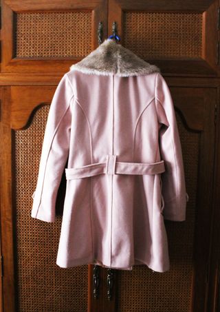 Abrigo rosa con cuello de pelo