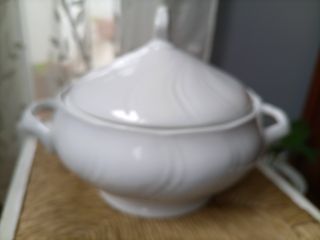 Sopera de porcelana blanca