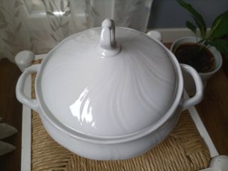 Sopera de porcelana blanca