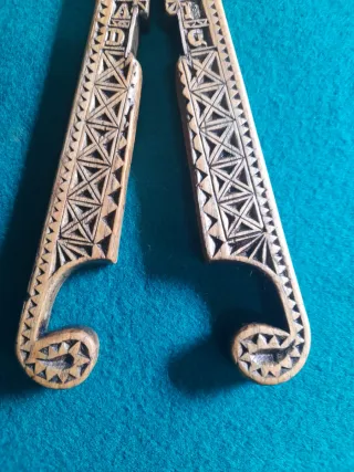 Partepiñones de madera tallado antiguo