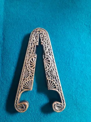 Partepiñones de madera tallado antiguo