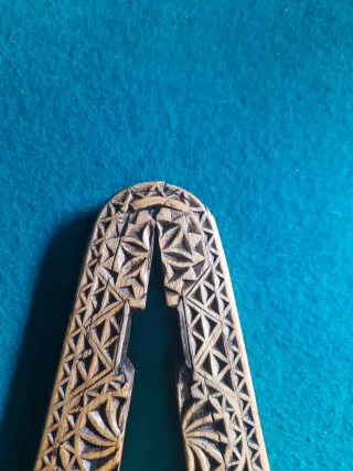 Partepiñones de madera tallado antiguo