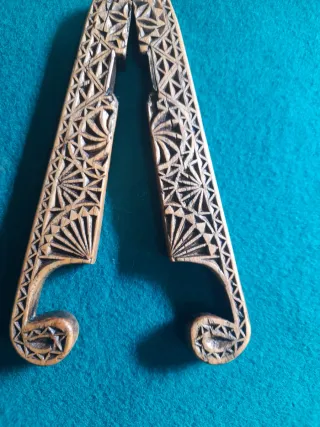 Partepiñones de madera tallado antiguo