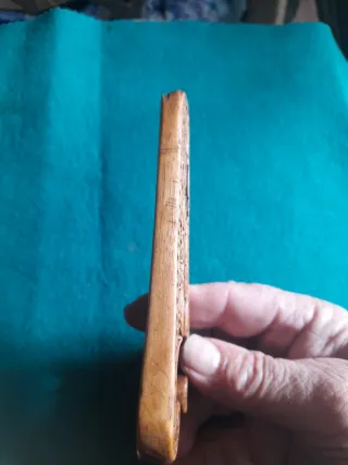 Partepiñones de madera tallado antiguo