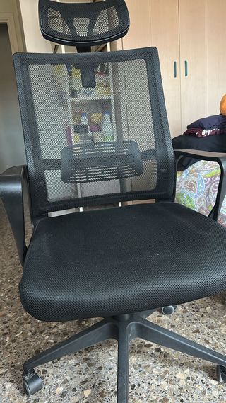 Silla de escritorio ergonómica negra.