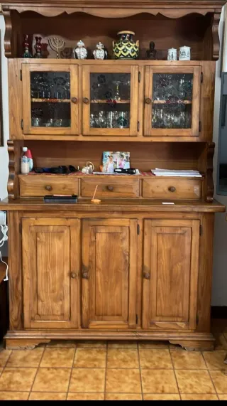 Credenza in legno massello con vetrina decorata